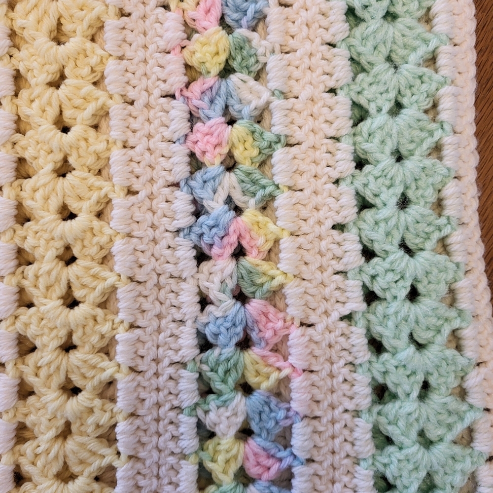 Vintage 70s Acrylic Pastel Hand Knit Baby Afghan 48" X 32" - Picture 5 of 6